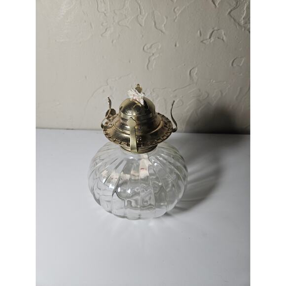 Golden Globe Oil Lamp - Picture 2 of 3